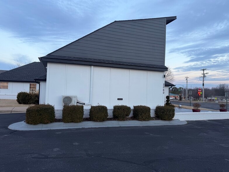 More Photos Of 2060 Orchard St, Springdale Medical For Lease