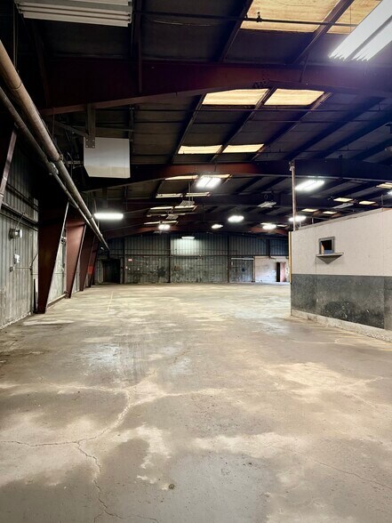 More Photos Of 21 Squires St, Cortland Warehouse For Lease