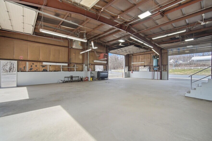 More Photos Of 14 Easthampton Rd, Northampton Warehouse For Lease