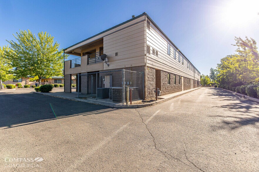 More Photos Of 2363 SW Glacier Pl, Redmond Office For Lease
