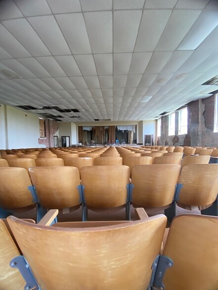 More Photos Of 450 McCorkle Ave, Burbank Schools For Sale