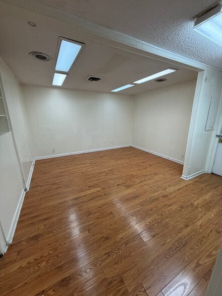 More Photos Of 294 S Lowry St, Smyrna General Retail For Sale