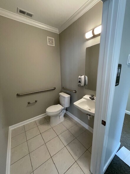 More Photos Of 5640 Six Forks Rd, Raleigh Office For Sale