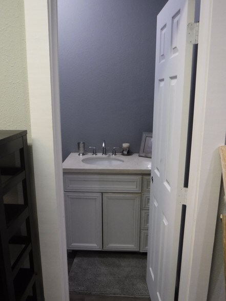 More Photos Of 103 N Live Oak St, Tomball Warehouse For Lease