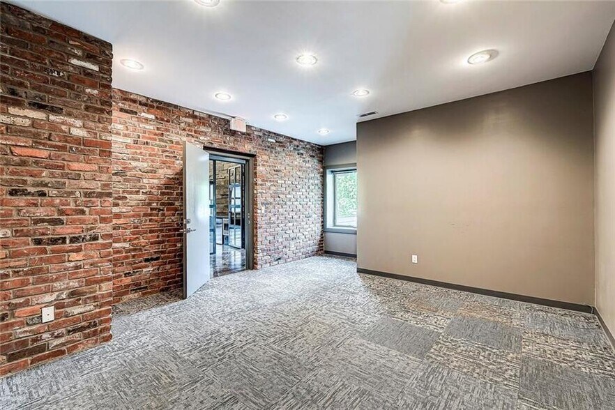 More Photos Of 1101 N Central Ave, Indianapolis Office For Lease