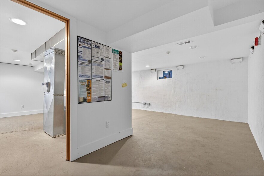 More Photos Of 317 NE Sacramento St, Portland Office For Sale