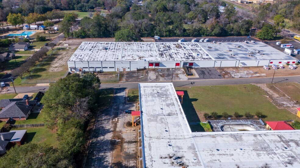 More Photos Of 806 Willowcreek Dr, Jacksonville Warehouse For Lease