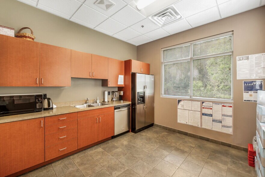 More Photos Of 7430 S Creek Rd, Sandy Office For Lease