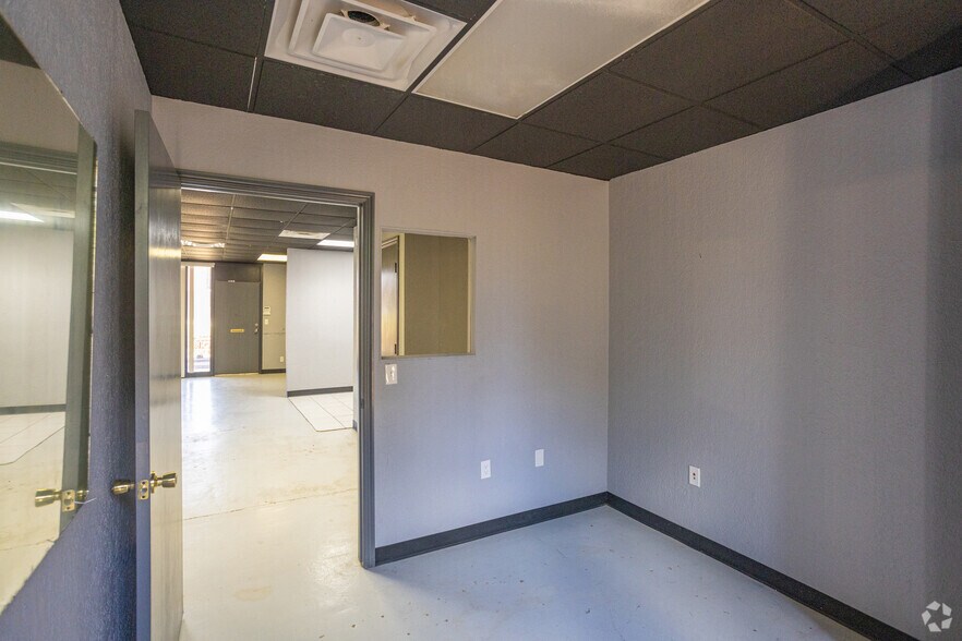 More Photos Of 7901 NE 10th St, Midwest City Office For Sale