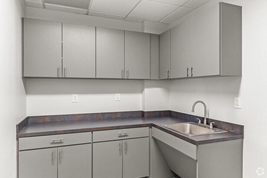 More Photos Of 4225 Wingren Dr, Irving Unknown For Lease