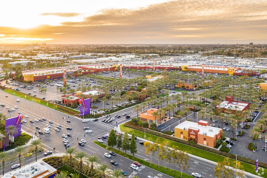 More Photos Of 2915-3011 El Camino Real, Tustin Unknown For Lease