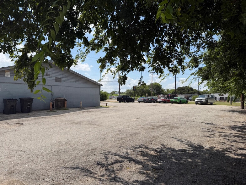 More Photos Of 303 Bellinger St, San Antonio Bar For Sale