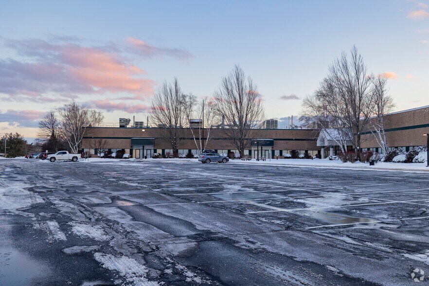 More Photos Of 5 Wentworth Dr, Hudson Research And Development For Lease