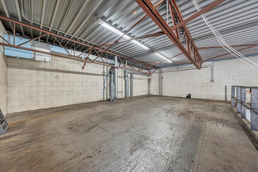 More Photos Of 1202 W Main St, Salem Auto Repair For Sale