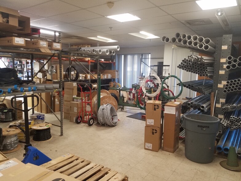 More Photos Of 254 N Broadway, Salem Storefront Retail Office For Sale