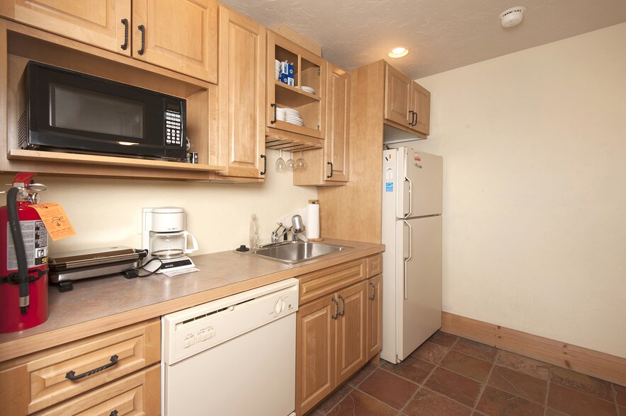 More Photos Of 365 Warren Ave, Silverthorne Showroom For Lease