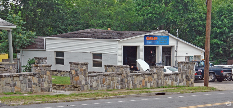 More Photos Of 944 E Main St, Riverhead Auto Repair For Sale