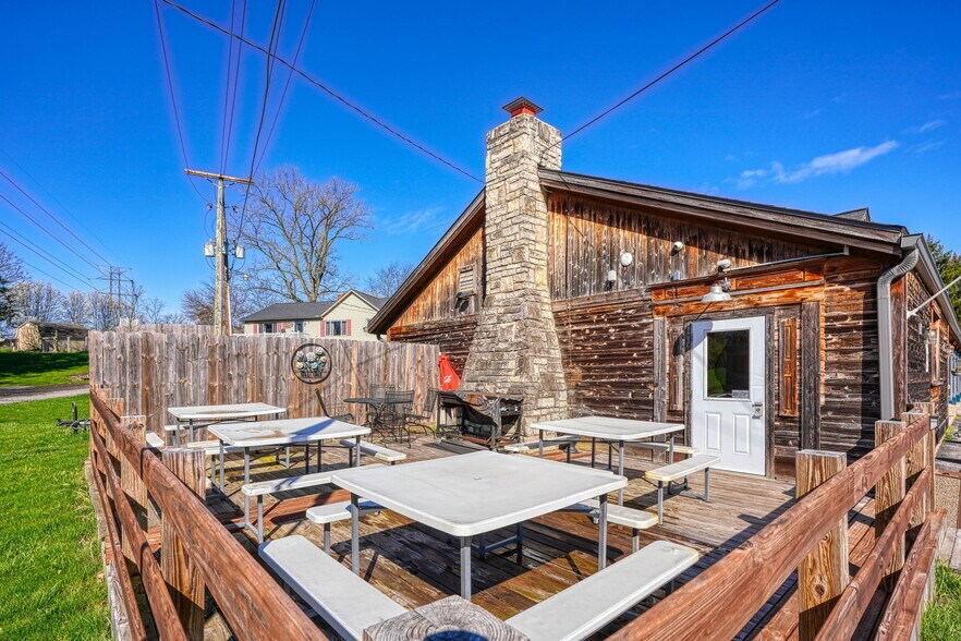 More Photos Of 1400 Stratford Rd, Delaware Freestanding For Sale