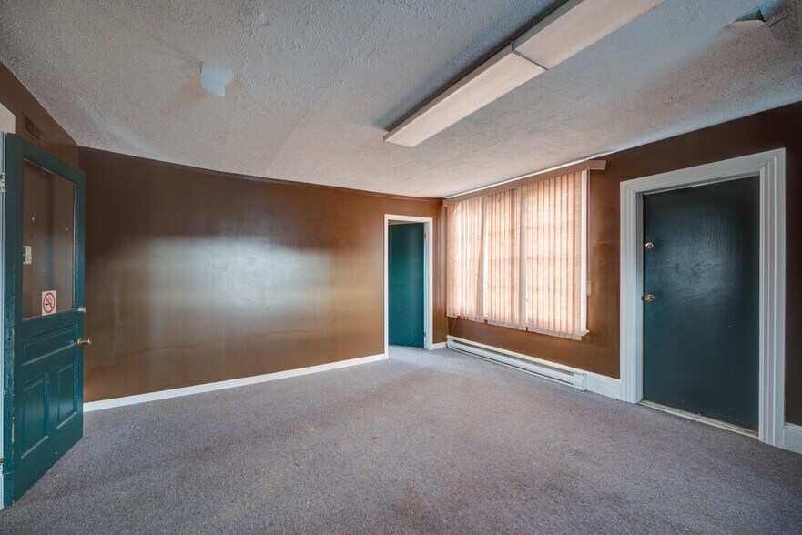 More Photos Of 41 Wellington St, Brantford Office For Sale