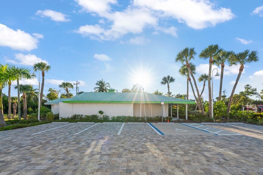 More Photos Of 1025 Periwinkle Way, Sanibel Storefront For Sale