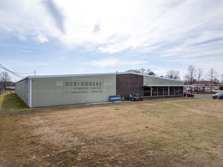 More Photos Of 1801 Knoxville Ave, Russellville Showroom For Sale