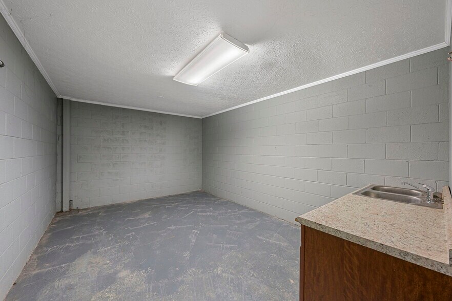 More Photos Of 302 E Happy Valley St, Cave City Light Distribution For Lease