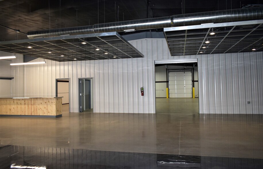 More Photos Of 9701 Northwest Expy, Yukon Showroom For Sale