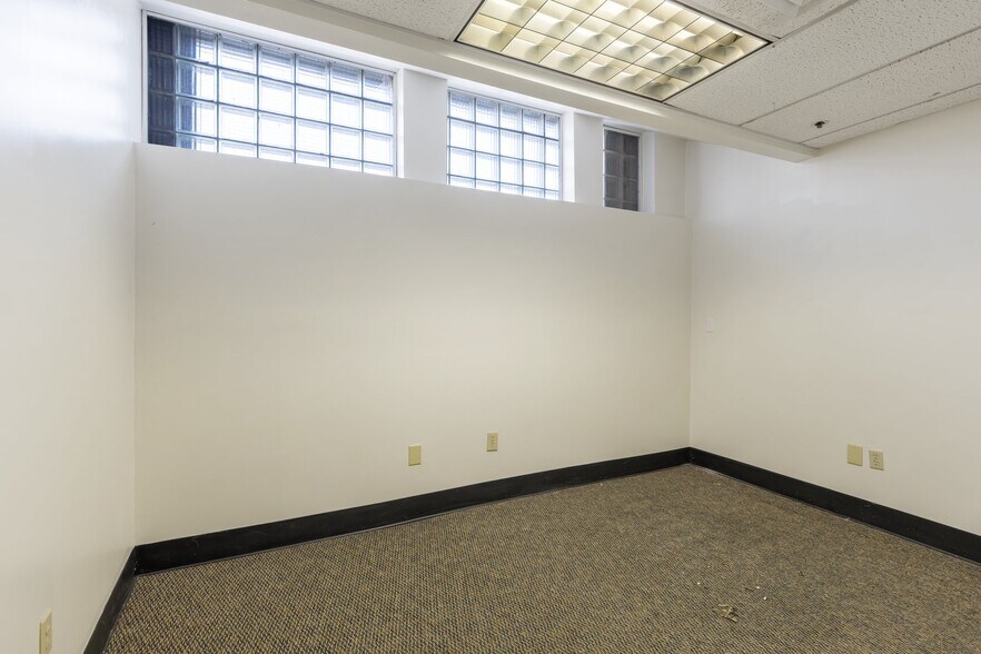 More Photos Of 19-25 Main St, Hartford Office Residential For Sale