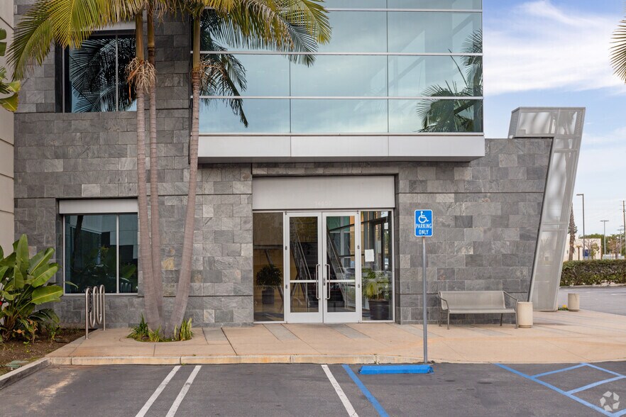 More Photos Of 14650 Aviation Blvd, Hawthorne Medical For Lease