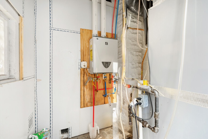 More Photos Of 238 E King St, Strasburg Storefront For Sale