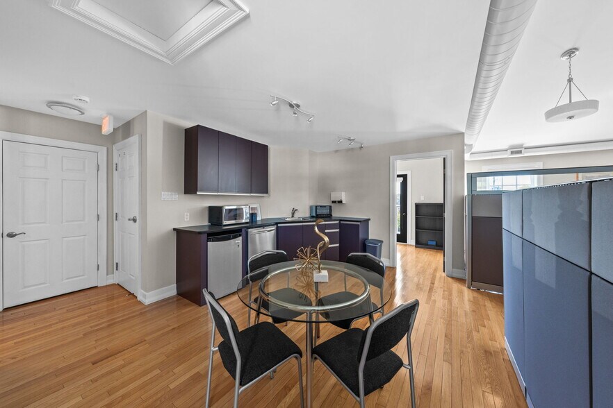 More Photos Of 5550 Manotick Main St, Ottawa Office Residential For Sale