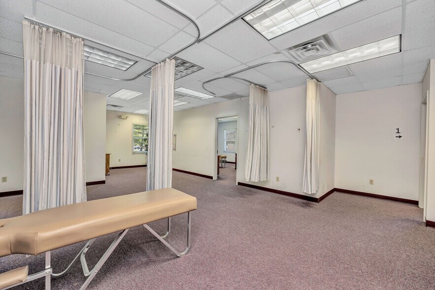 More Photos Of 860 NW Washington Blvd, Hamilton Medical For Lease