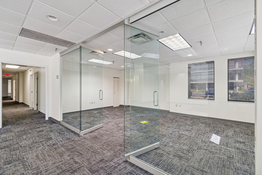 More Photos Of 4913 W Laurel St, Tampa Light Distribution For Lease
