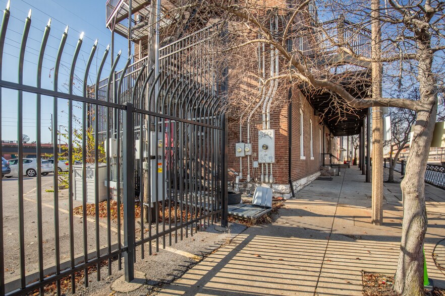 More Photos Of 700 S Broadway, Saint Louis General Retail For Sale