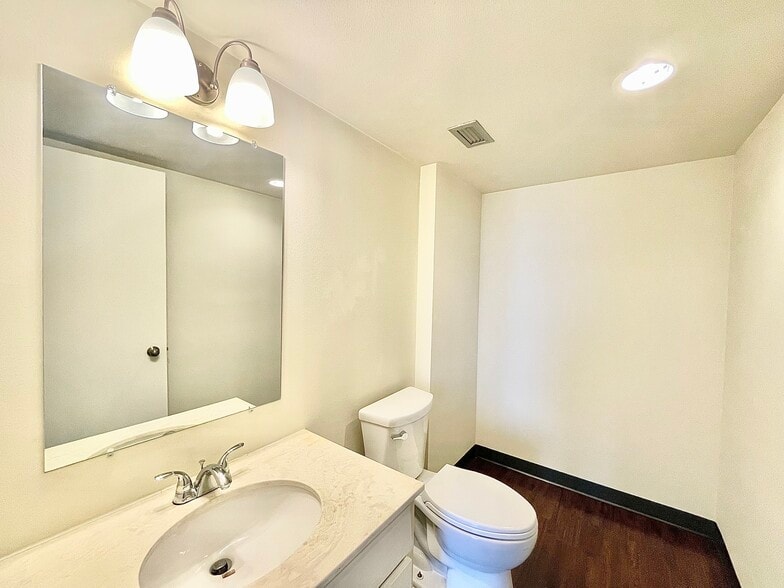 More Photos Of 710-724 Buffalo St, Corpus Christi Unknown For Lease