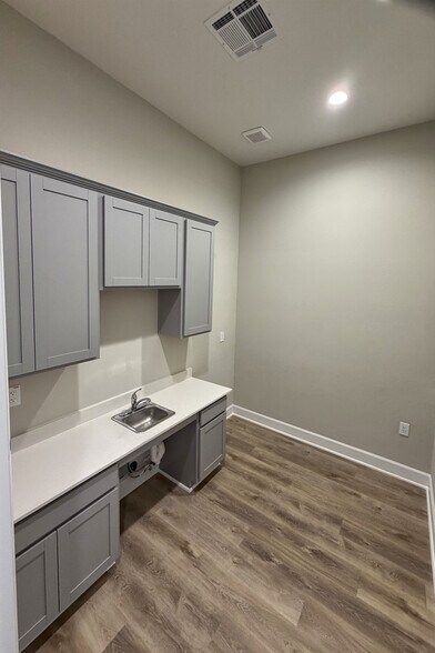 More Photos Of 625 Regal Row, Montgomery Medical For Lease