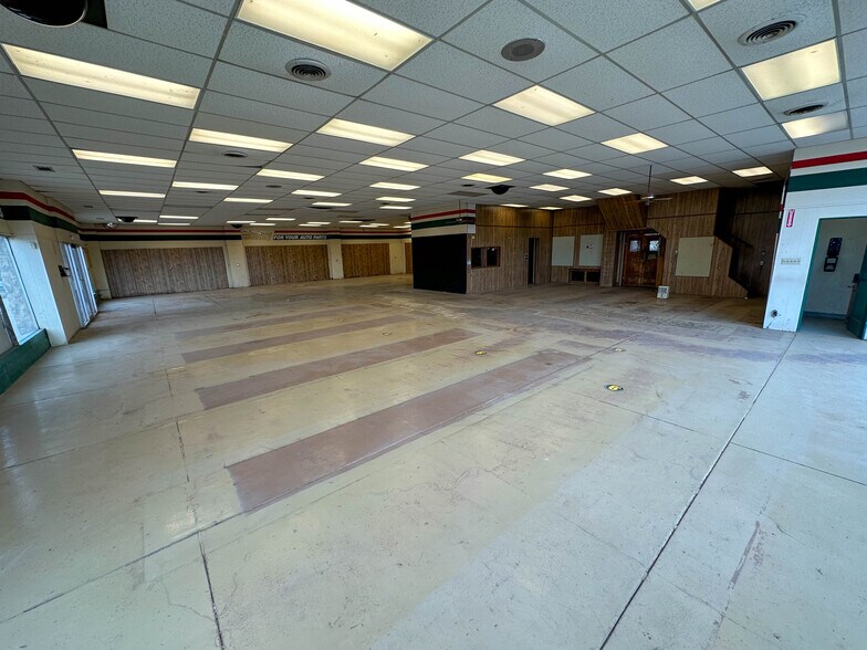 More Photos Of 423 N 7th St, Perry Freestanding For Sale