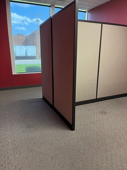 More Photos Of 2164 Tedrow Rd, Toledo Showroom For Lease