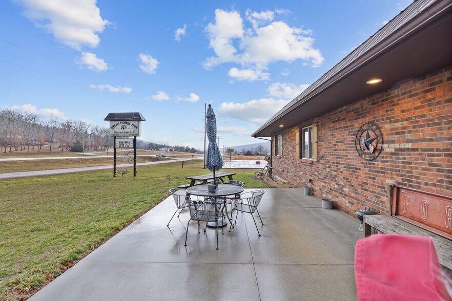 More Photos Of 714 N Saint Mary St, Pilot Knob Freestanding For Sale
