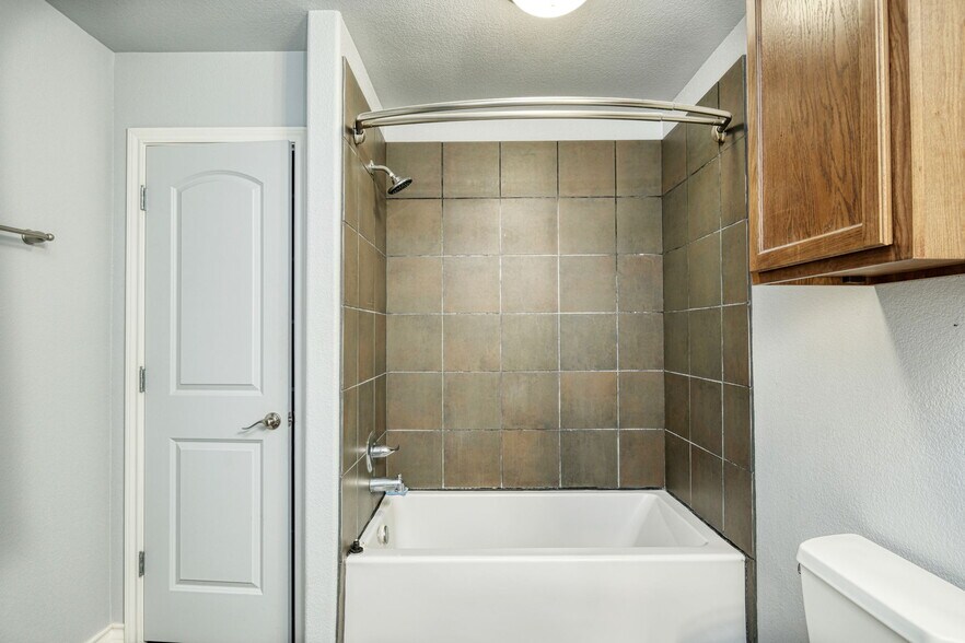 More Photos Of 11 Applegate Cir, Round Rock Distribution For Lease