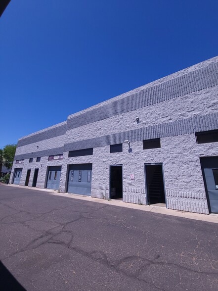 More Photos Of 7652 E Greenway Rd, Scottsdale Warehouse For Lease