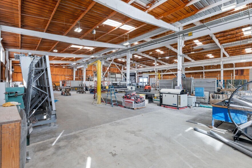 More Photos Of 800 East Watson Ln, New Braunfels Manufacturing For Lease