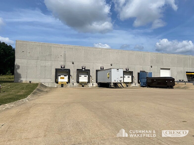 More Photos Of 18105 Cleveland Pkwy Dr, Cleveland Distribution For Lease