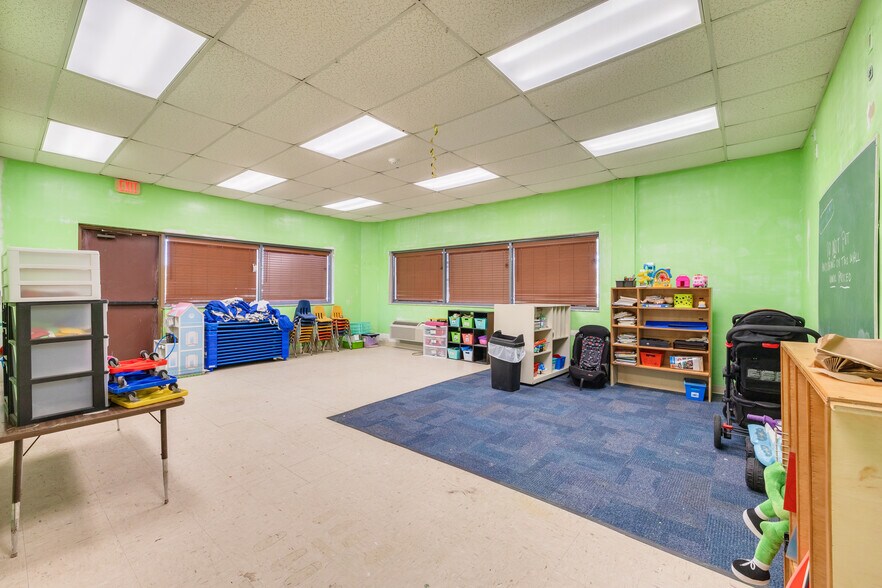 More Photos Of 3170 N McMullen Booth Rd, Clearwater Schools For Lease