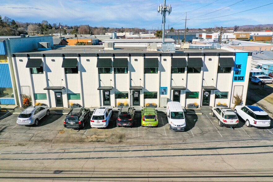 More Photos Of 104-108 W 31st St, Garden City Light Manufacturing For Lease