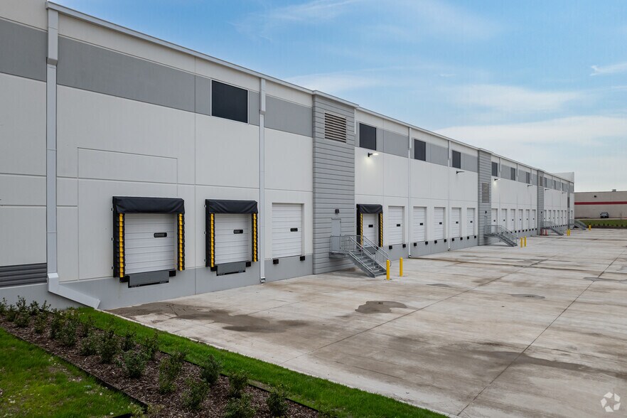 More Photos Of 2201 E Longhorn Dr, Lancaster Distribution For Lease