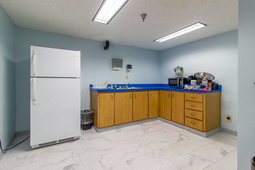 More Photos Of 310 Cypress Rd, Ocala Manufacturing For Sale