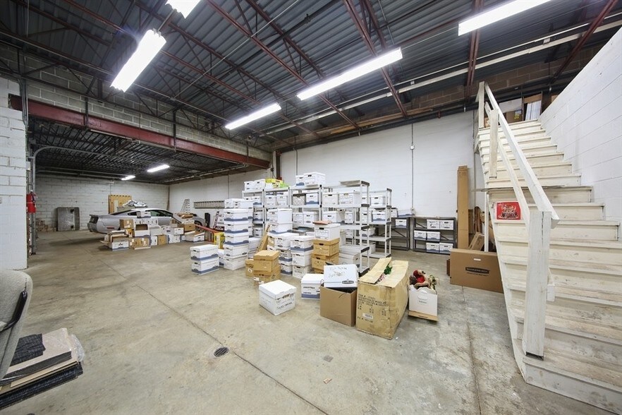 More Photos Of 760 N Frontage Rd, Willowbrook Warehouse For Lease
