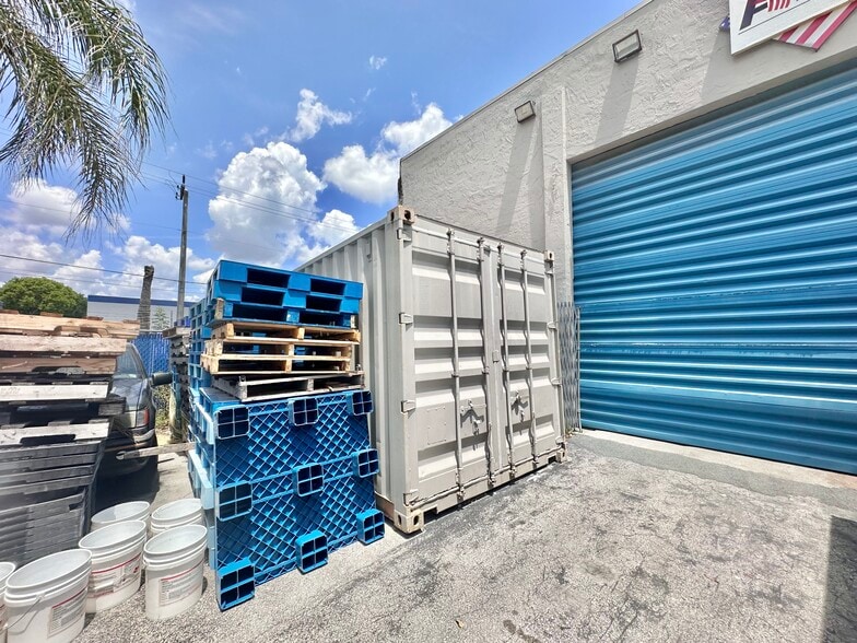 More Photos Of 5751 Dawson St, Hollywood Warehouse For Lease