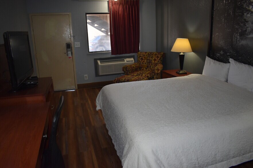 More Photos Of 321 N Mustang Rd, Yukon Hotel For Sale